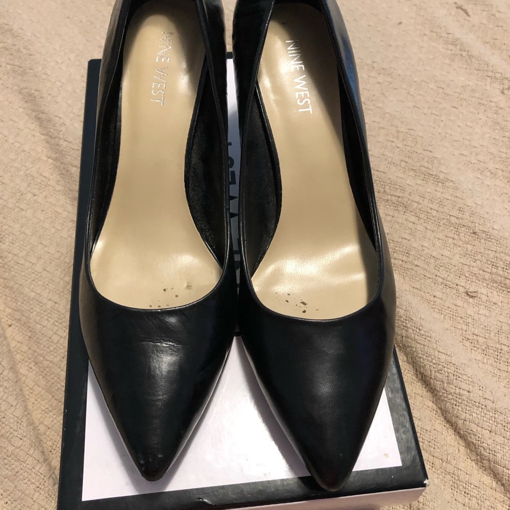 EUC black Nine West pointed heels- size 7